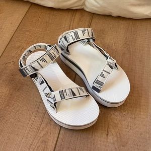 Chara Bright White TEVA Flatform Universal Platform Sandal, size 5